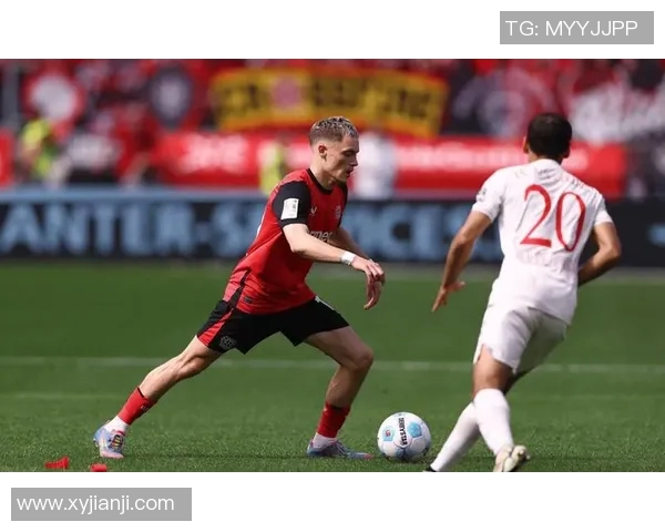 足球明星拍照时意外现身引发粉丝热议瞬间成焦点