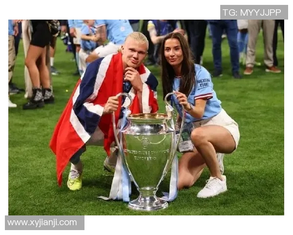 足球明星身边的娇小伴侣揭秘她的身高与爱情故事